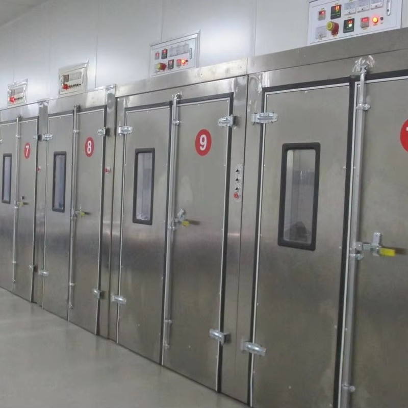 Packaging material curing chamber used in flexible packaging production to improve bonding strength and product quality.